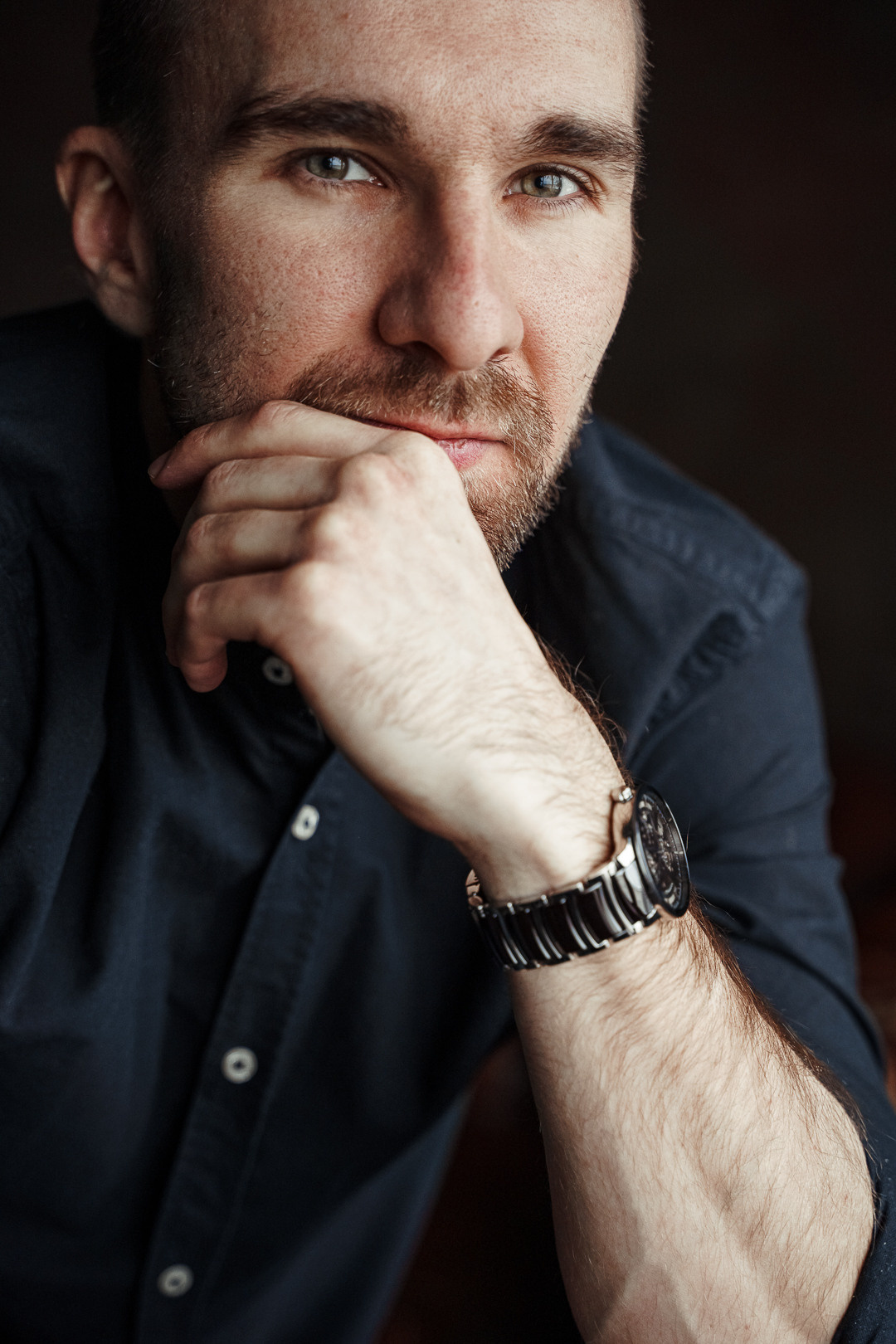 Мужской портрет с рукой у подбородка 