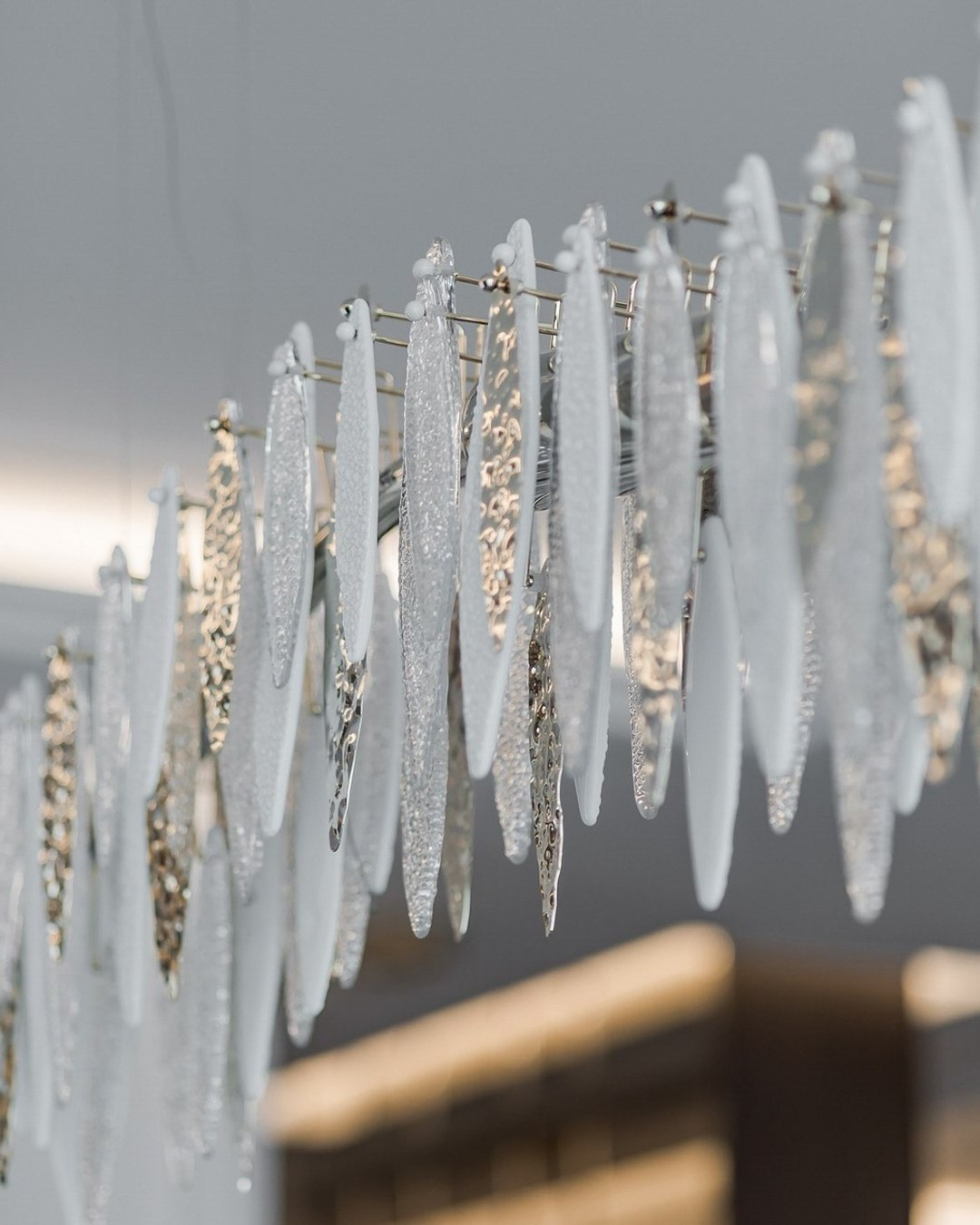 Крупный план дизайнерской люстры из стеклянных подвесов — интерьер Валерии Котович