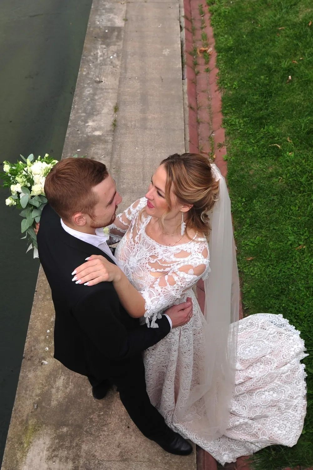 Жених и невеста смотрят друг на друга, вид сверху