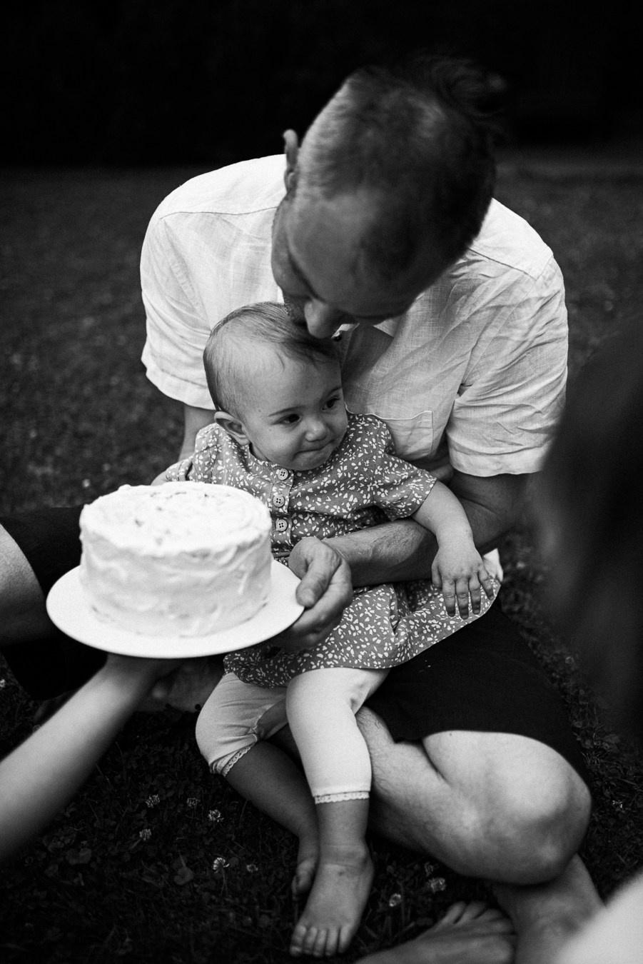 Коля, Ксюша, Саша, Андрей, Кира и бабушки | на даче