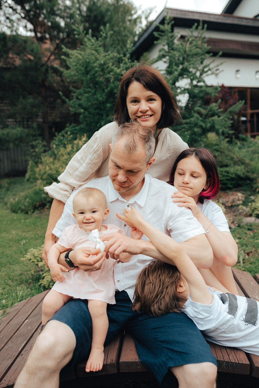 Коля, Ксюша, Саша, Андрей, Кира и бабушки | на даче