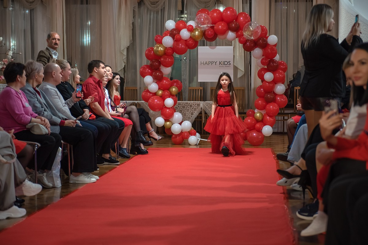 Выпускной в детской школе моделей HAPPYkids 2024. Семейный и коммерческий фотограф в Сочи Александр Бодунов