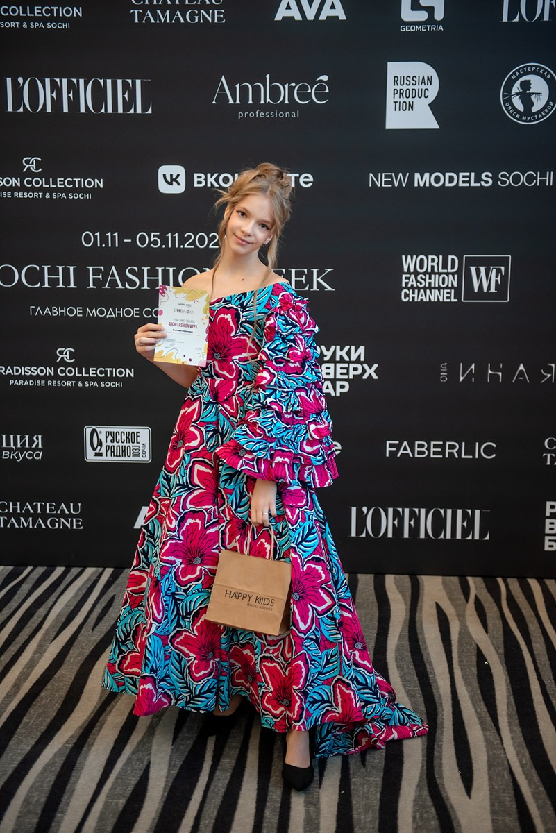 SochiFashionWeek2024 дизайнер Юлия Крылова. Семейный и коммерческий фотограф в Сочи Александр Бодунов