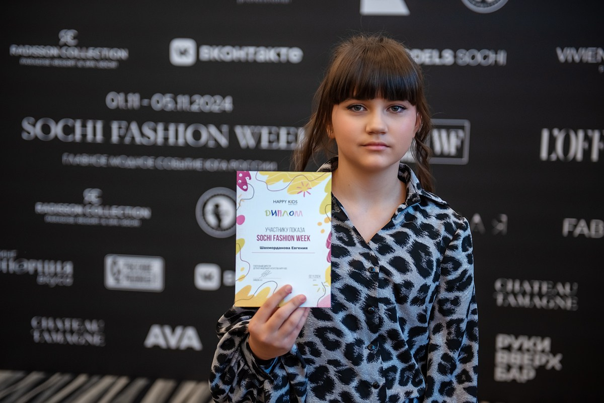 SochiFashionWeek2024 дизайнер Юлия Крылова. Семейный и коммерческий фотограф в Сочи Александр Бодунов