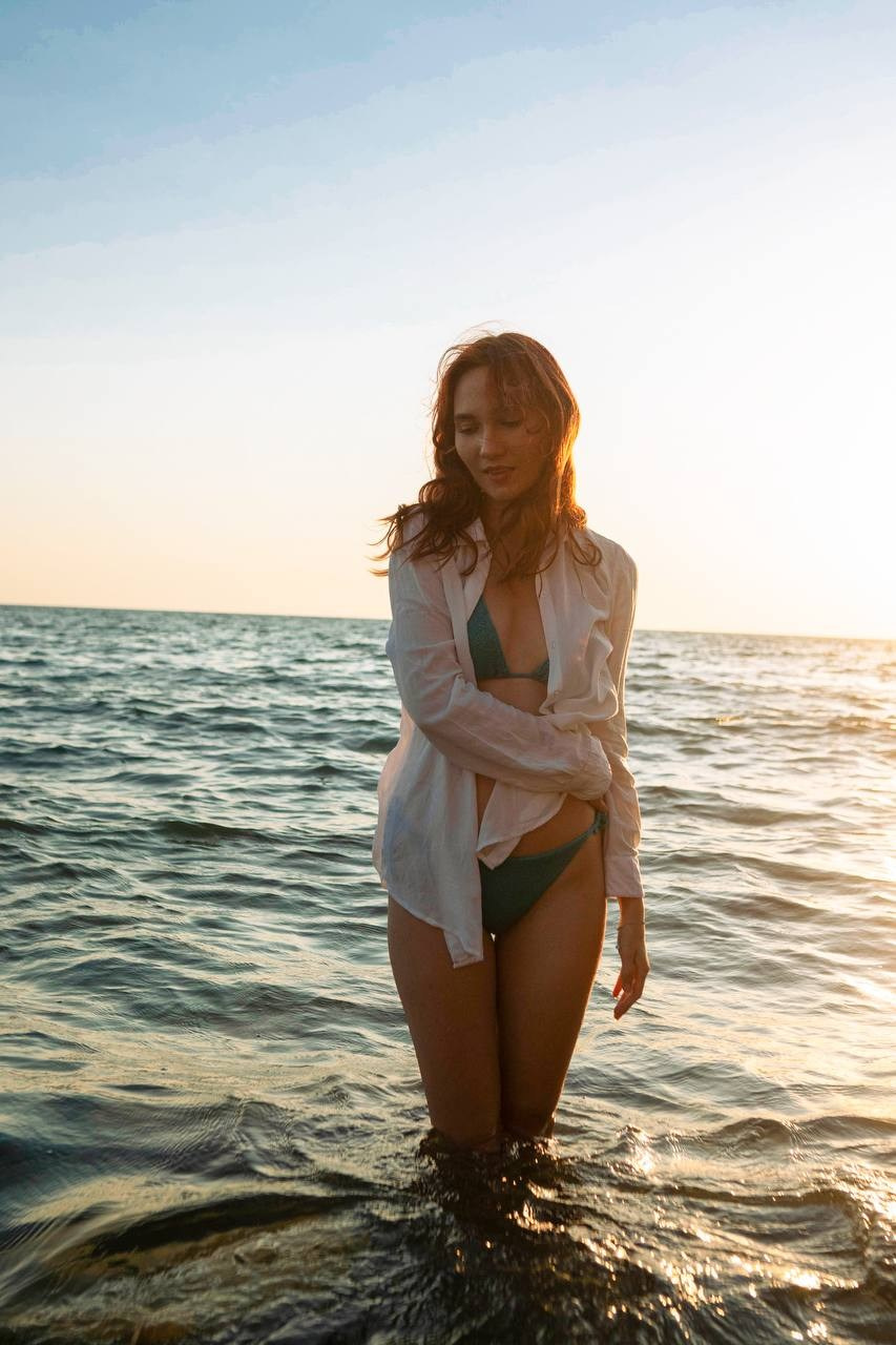 Девушка в купальнике на море