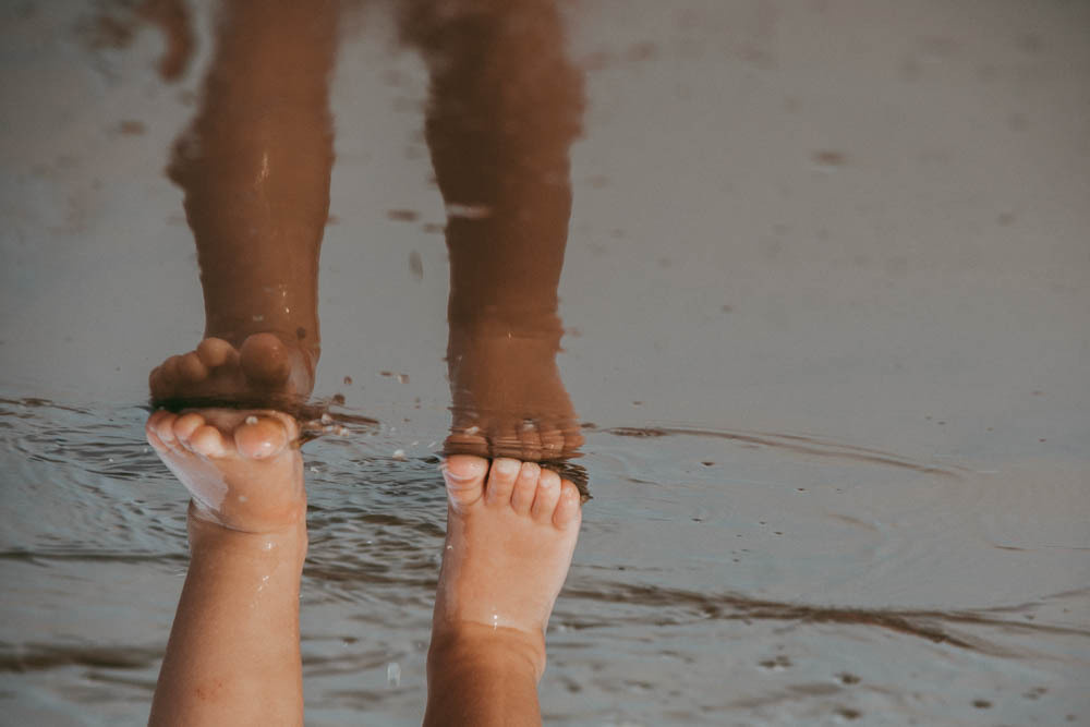 Семейная съемка на Рыбинском водохранилище. Ветрено. Семейный и детский фотограф в Москве