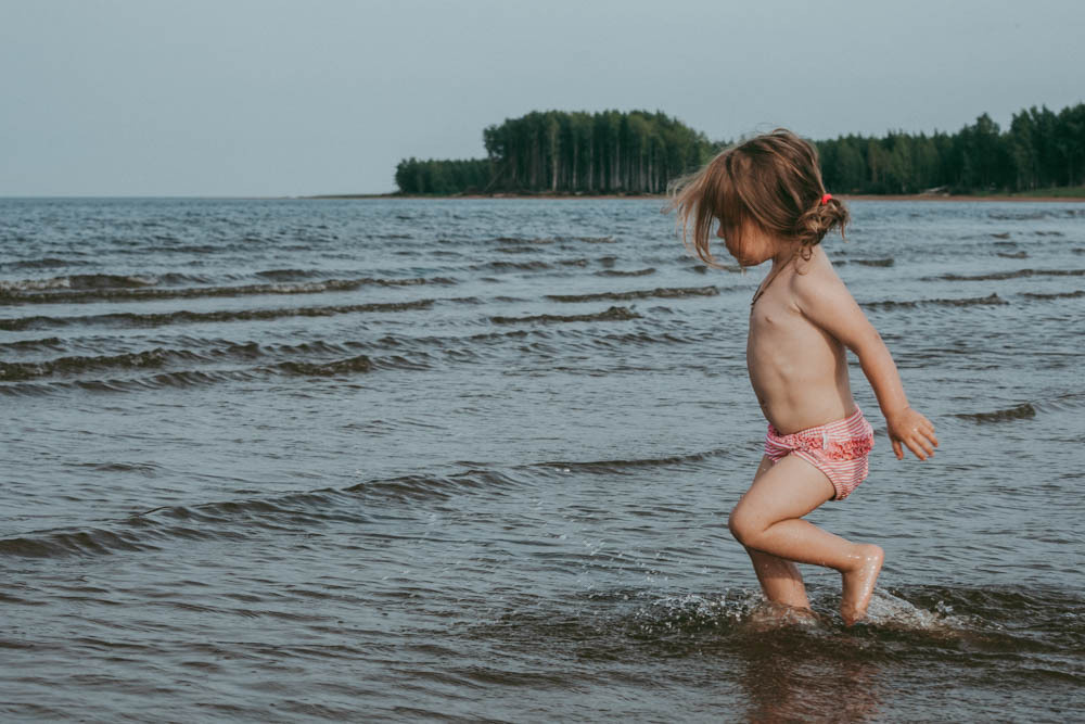 Семейная съемка на Рыбинском водохранилище. Ветрено. Семейный и детский фотограф в Москве