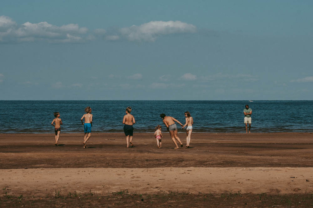 Семейная съемка на Рыбинском водохранилище. Ветрено. Семейный и детский фотограф в Москве