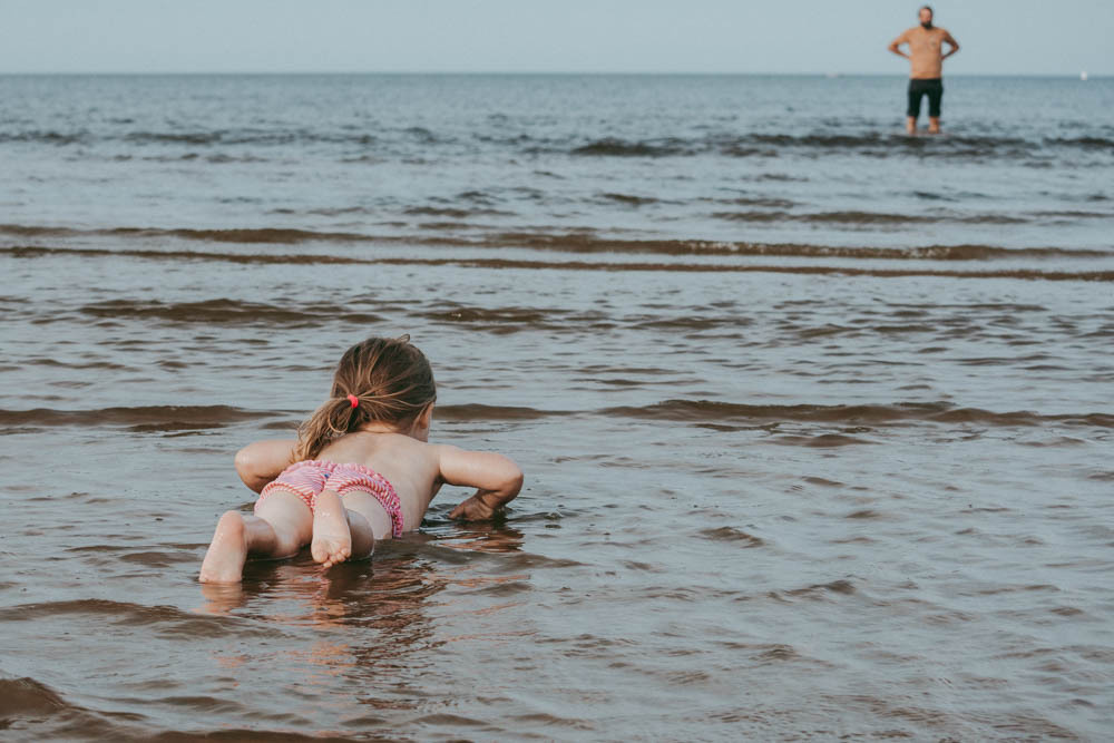 Семейная съемка на Рыбинском водохранилище. Ветрено. Семейный и детский фотограф в Москве