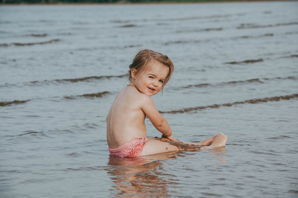 Семейная съемка на Рыбинском водохранилище. Ветрено. Семейный и детский фотограф в Москве