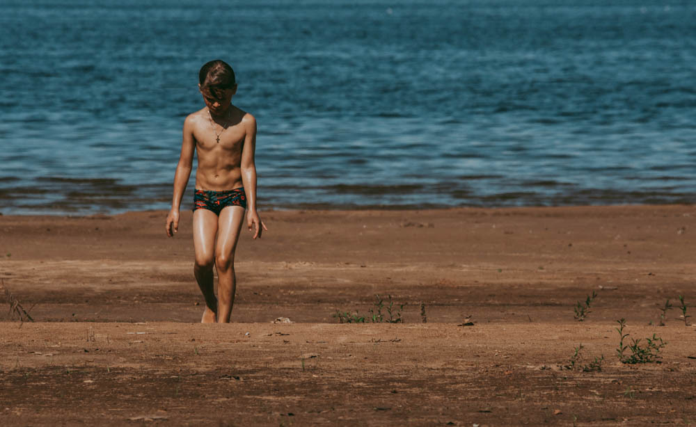 Семейная съемка на Рыбинском водохранилище. Ветрено. Семейный и детский фотограф в Москве
