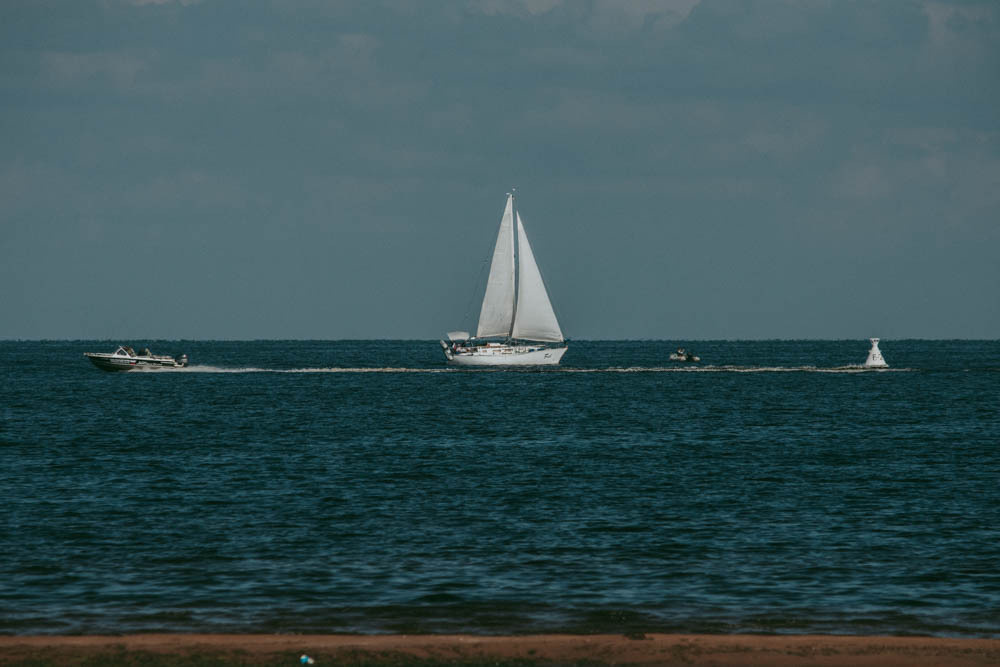 Семейная съемка на Рыбинском водохранилище. Ветрено. Семейный и детский фотограф в Москве