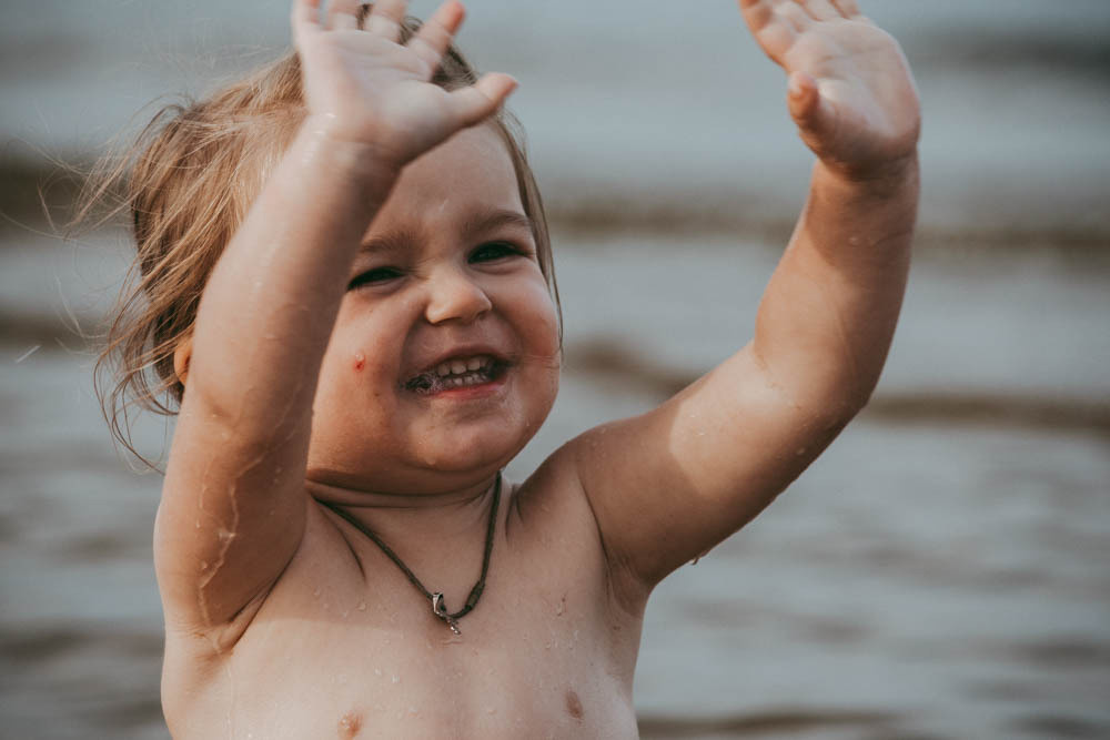 Семейная съемка на Рыбинском водохранилище. Ветрено. Семейный и детский фотограф в Москве