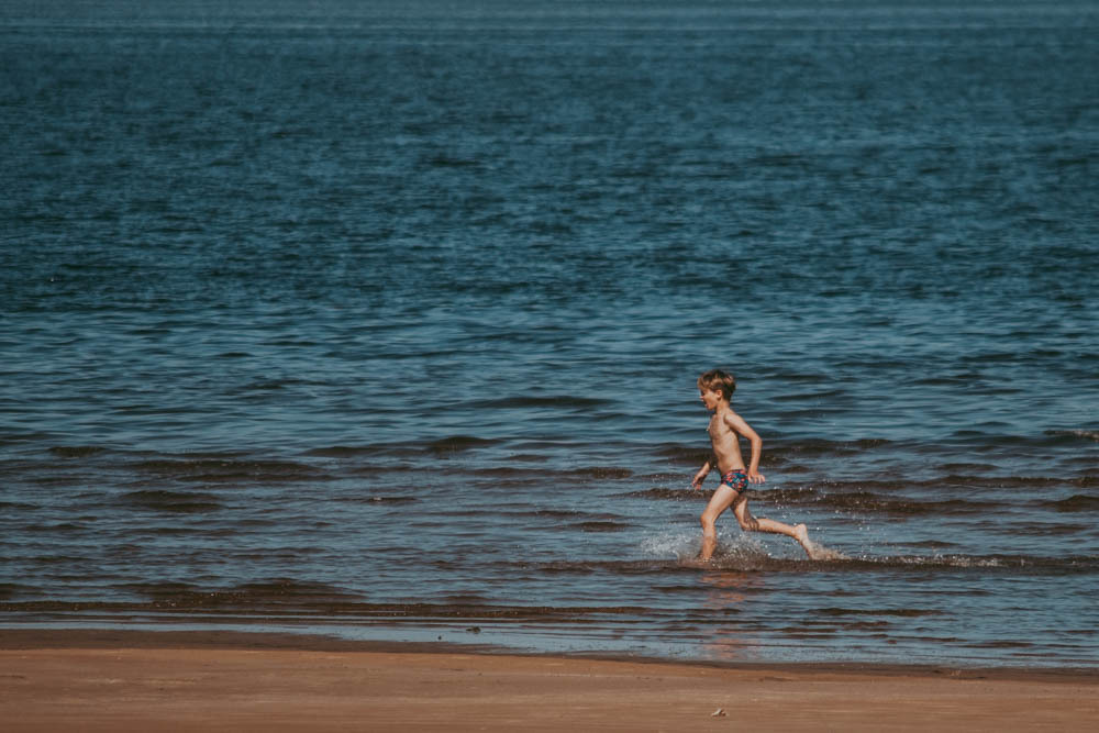 Семейная съемка на Рыбинском водохранилище. Ветрено. Семейный и детский фотограф в Москве