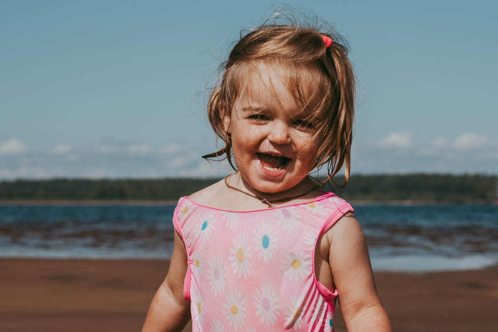 Семейная съемка на Рыбинском водохранилище. Ветрено. Семейный и детский фотограф в Москве