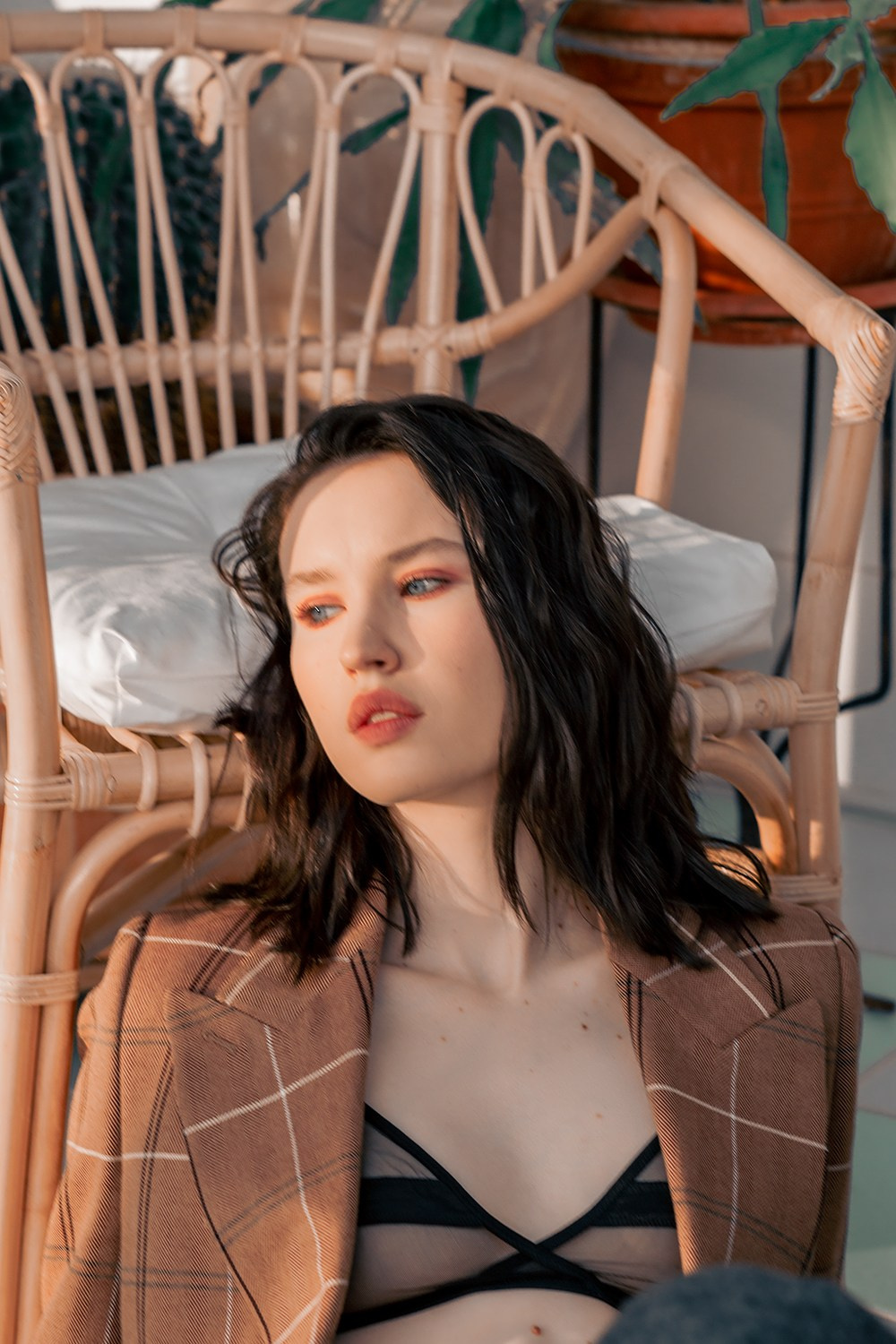 Девушка в коричневом пиджаке прилегла на стул