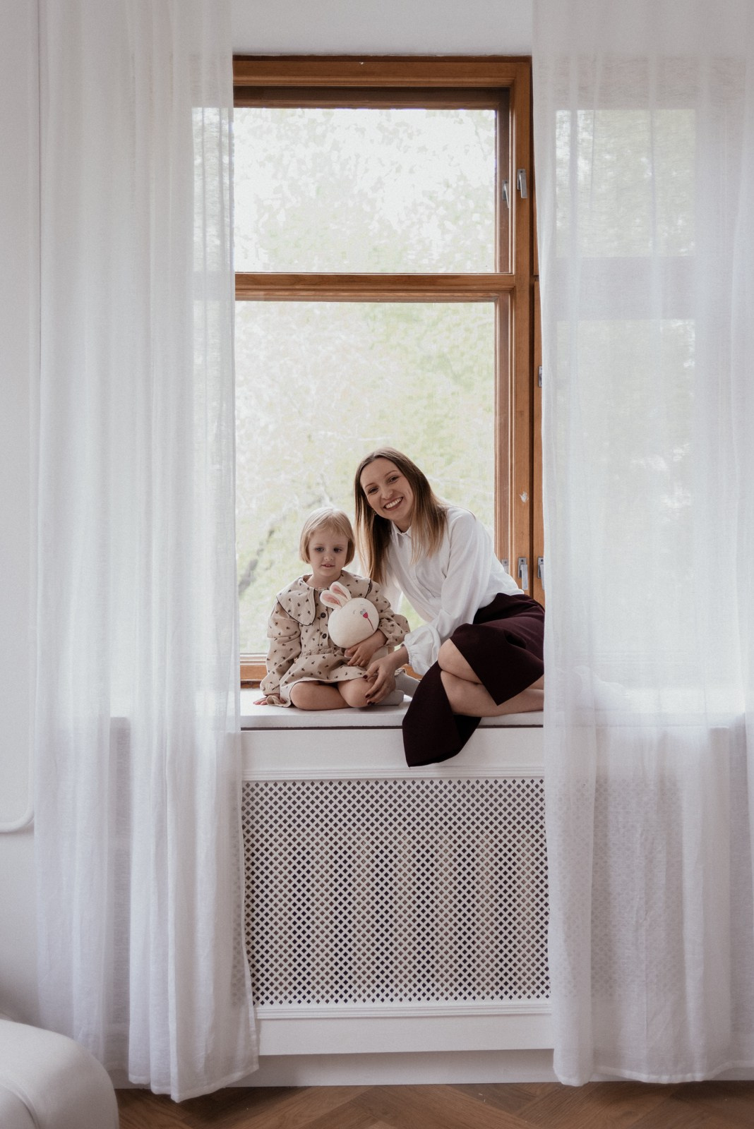 Мама и дочка: нежные семейные кадры в светлом интерьере