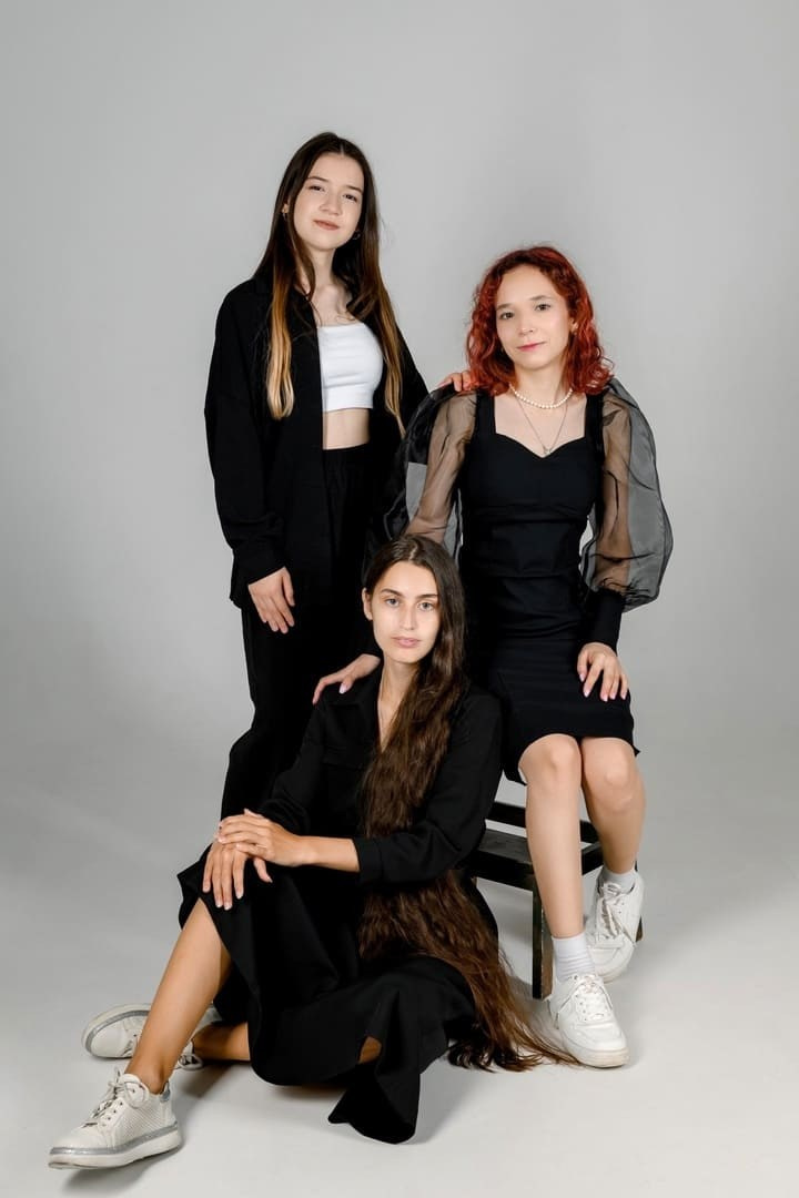 Стильные школьницы смотрят в объектив фотоаппарата взглядом успешных девушек.