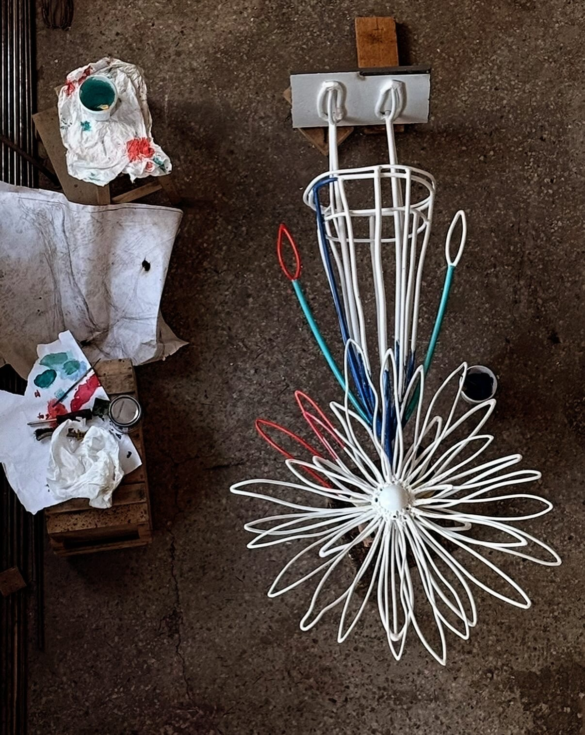 Астра_Полярный рацвет / Россия / Мурманск / ул. Ленина 5 / 2025. Художник — скульптор Антонина Фатхуллина