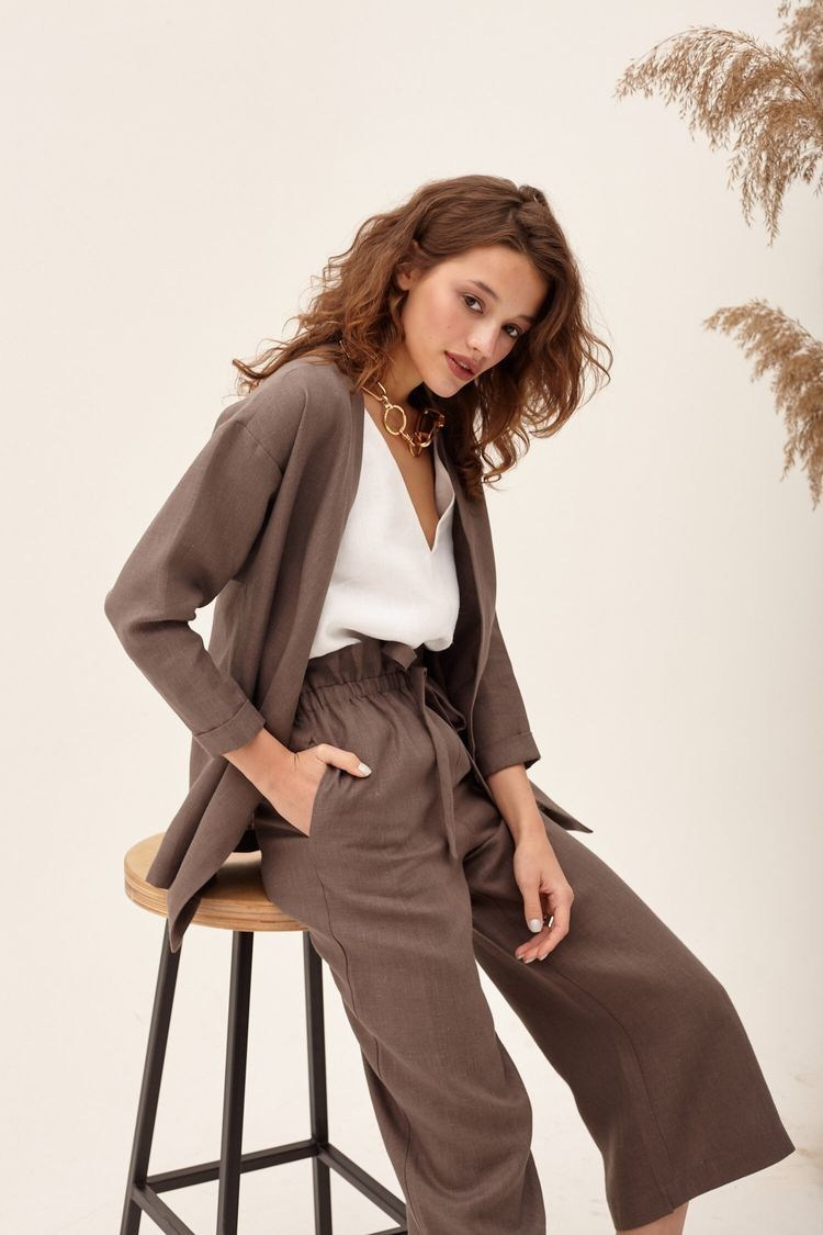 Повседневный минимализм в образе в духе Zara, женская фотосессия