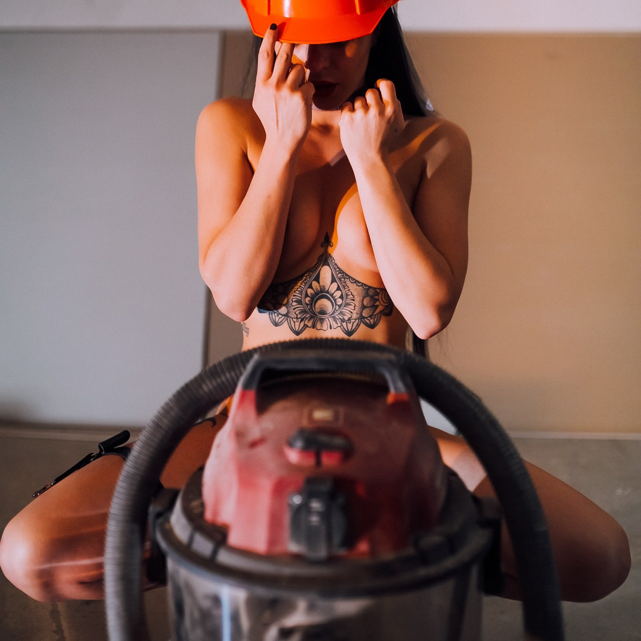 Современная концептуальная фотография о теле, уязвимости и идентичности. Визуальная практика на стиле честности, пост-иронии и искусства.Рекламная фотография, Концептуальная фотография, Современный художник, Психология, Коммерческий фотограф, Репортажный фотограф, Стрит фотография, Арт, Сюрреализм, Мобильная фотография, Снято на айфон, Дима Бурза