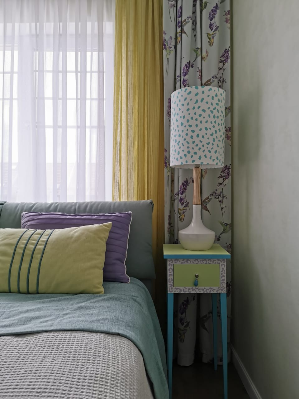 Настольный светильник с абажуром из ткани для спальни