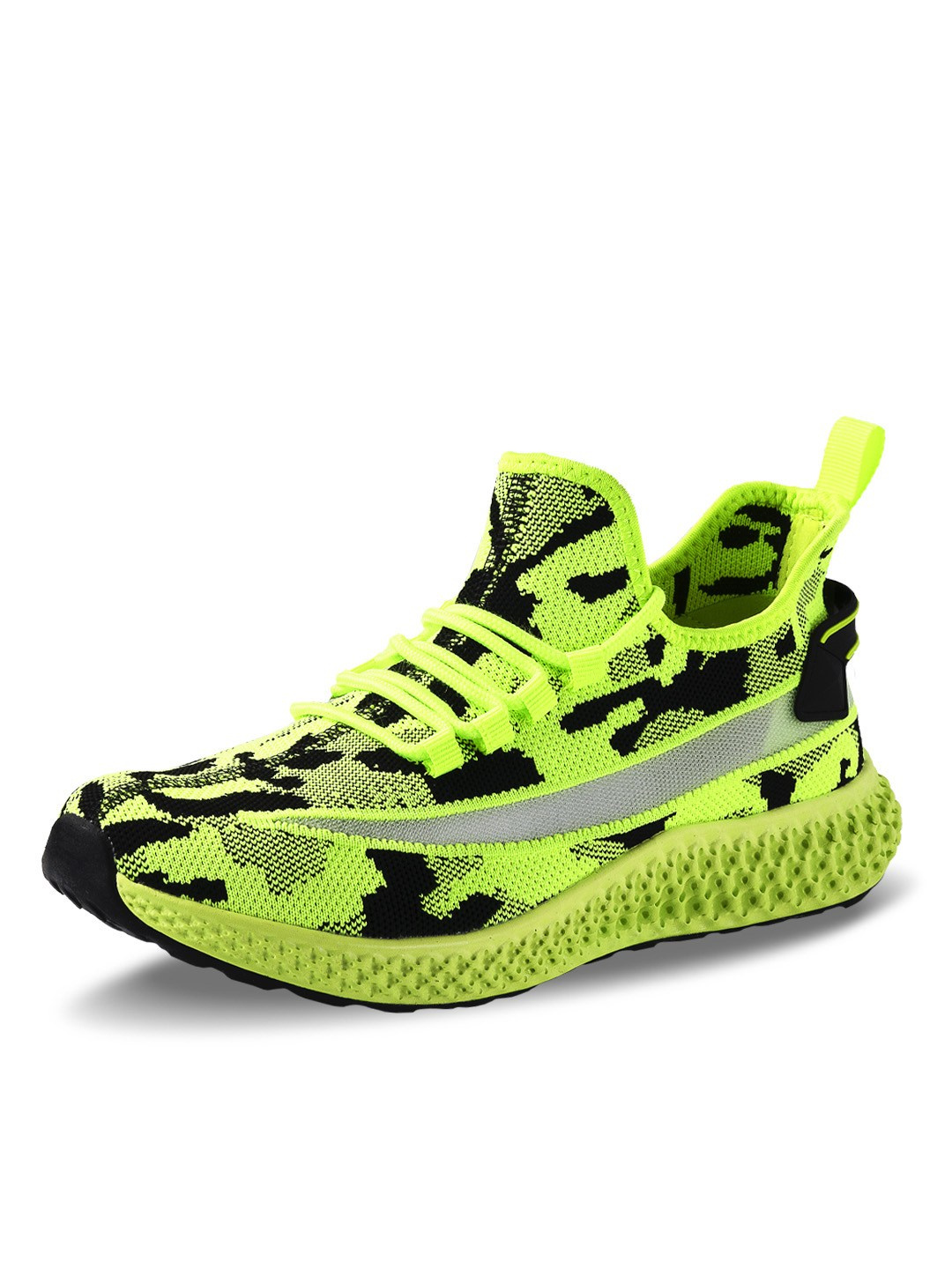 кроссовок на белом фоне