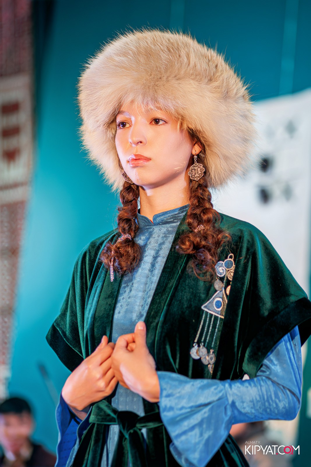 FASHION ПОКАЗ, КАЗАХСКОЙ НАЦИОНАЛЬНОЙ ОДЕЖДЫ. КИПЯТКОМ АЛМАТЫ!