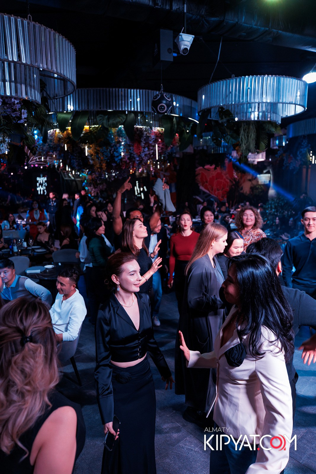 FRIENDS BAR & TERRACE. КИПЯТКОМ АЛМАТЫ!