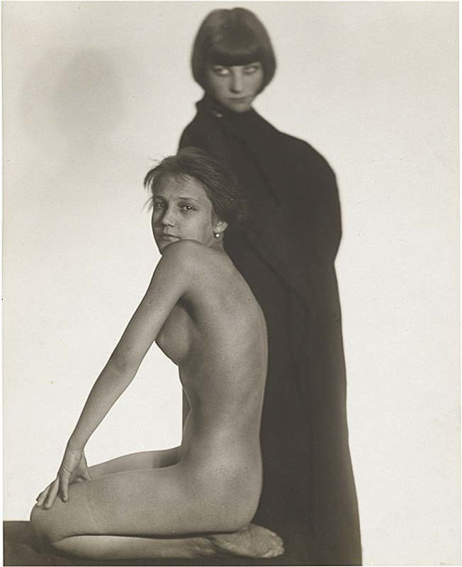 ню-фотография Дртикола с контрастным светом и выразительными тенями