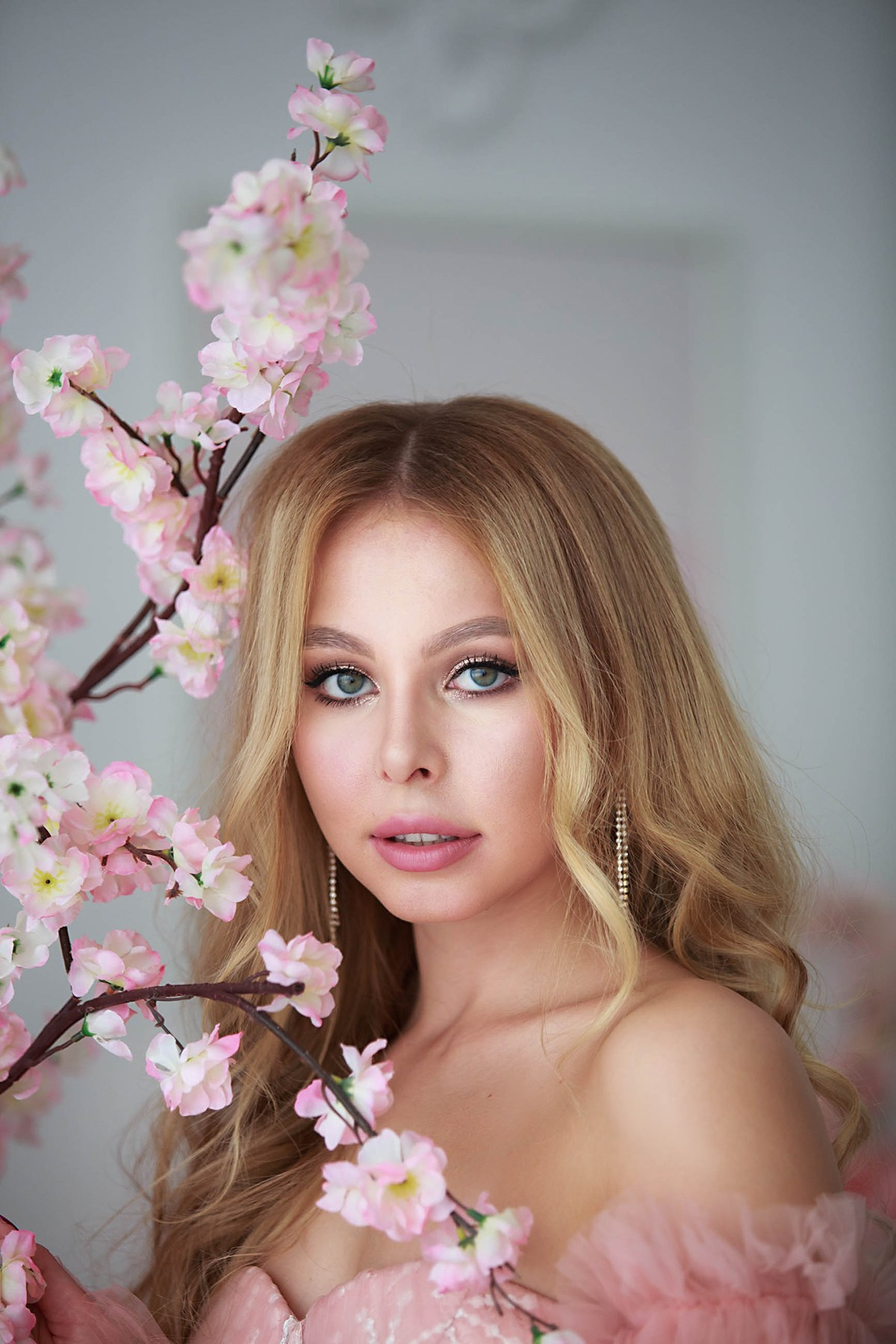 Портретная фотосессия в весенней фотостудии с цветами. Семейный и детский фотограф в Москве Мария Быкова