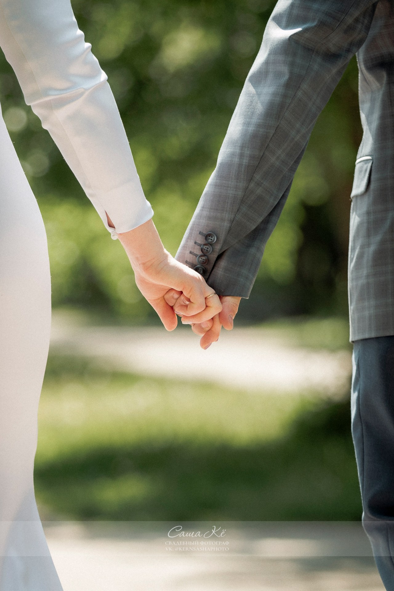 Свадебные кольца на фоне зелени в парке