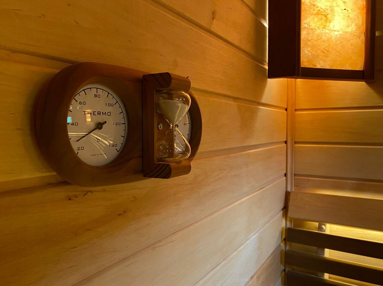 Парная в Токсово: печь Easysteam, ольховые полки с диагональными зашивками, анатомические спинки и мягкий свет солевых ламп. SaunaTopMasters