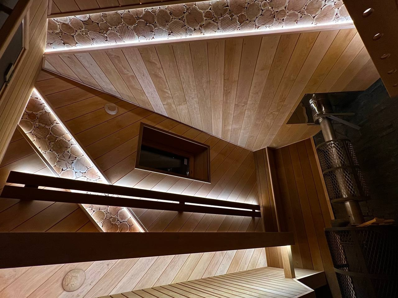 Диагональная баня в Отрадном. В помещение парной встроена отдельная инфракрасная кабина. Смелое и уникальное решение. SaunaTopMasters