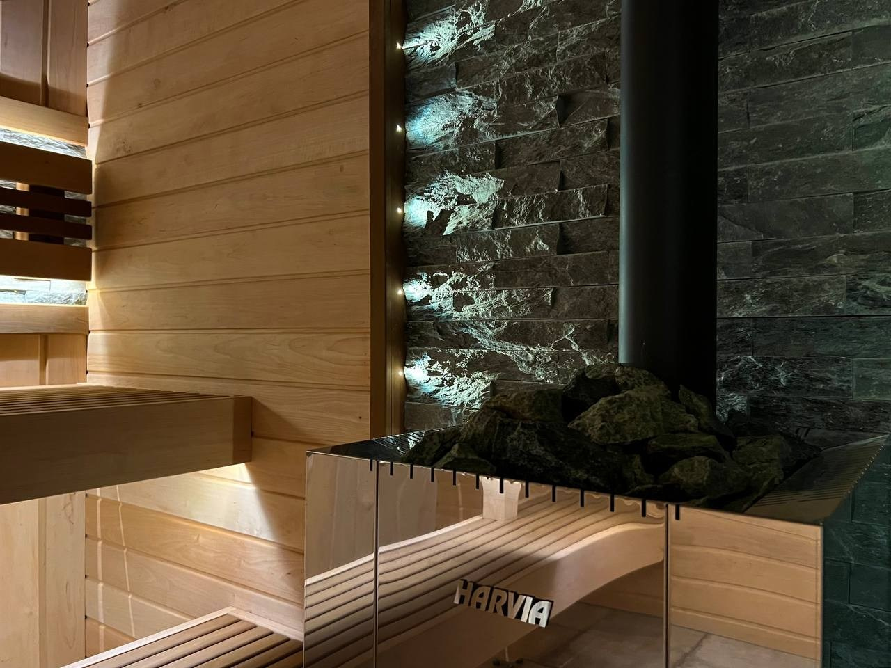 Парная в Лисьем носу с анатомическим пологом и можжевеловым панно, а хромированная печь в свете оптоволокна создает неповторимую атмосферу. SaunaTopMasters