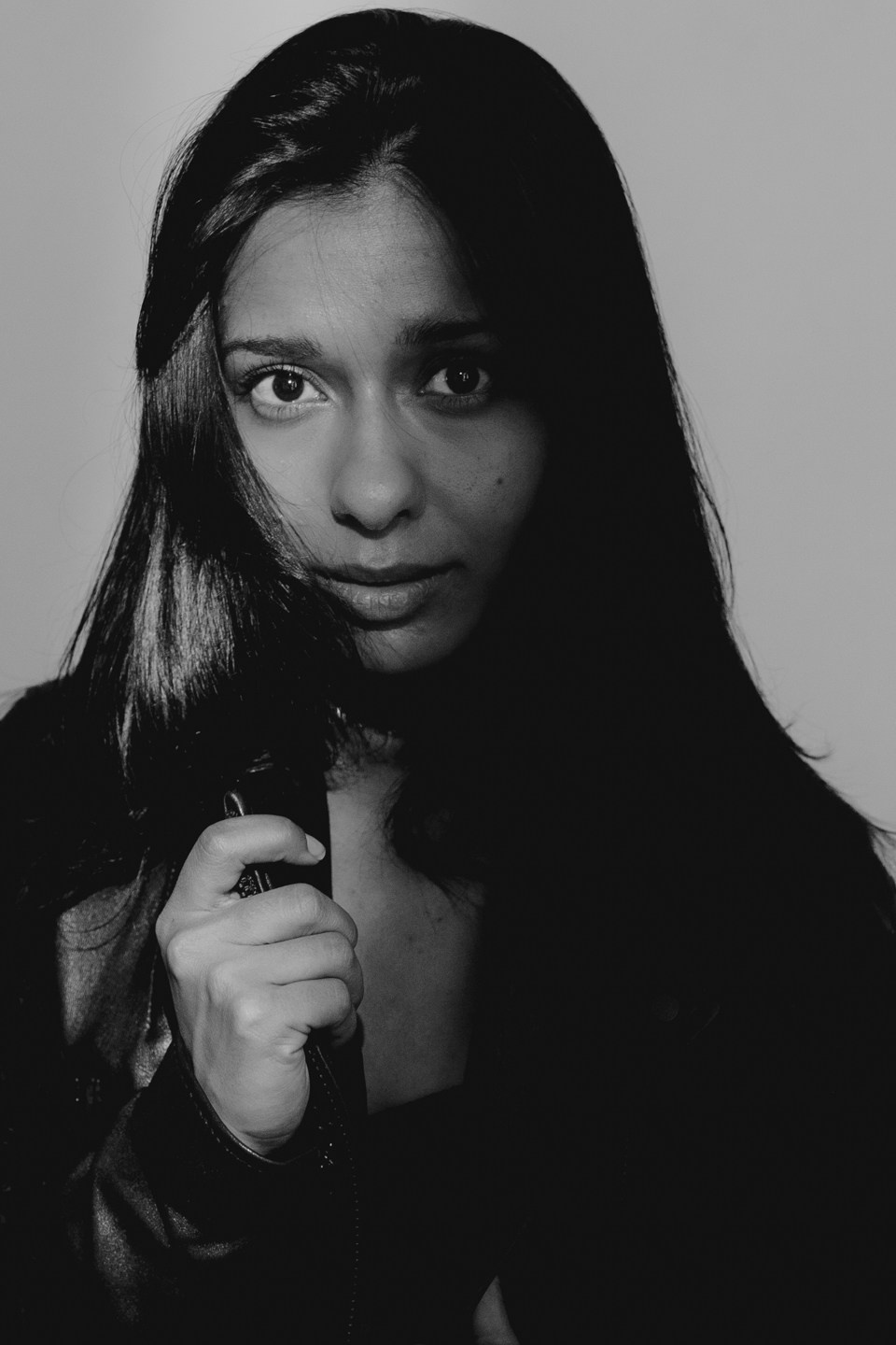 Снимок девушки в студии на белом фоне 