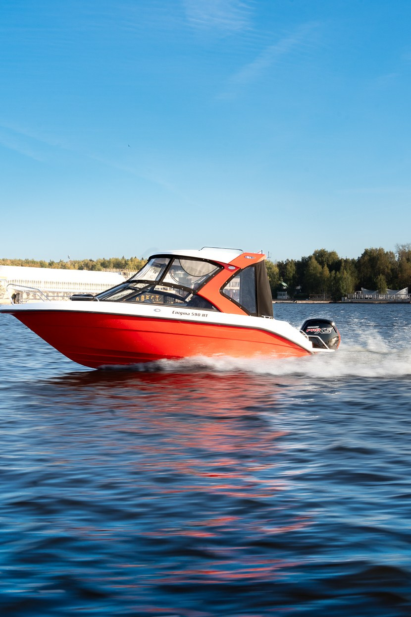 Мощный красный катер Enigma в динамике на воде