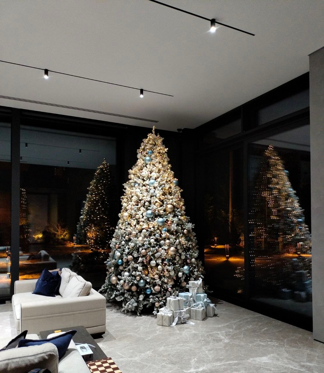 В составе команды флористов-декораторов выполнено украшение ёлки в доме заказчика. Проект коллеги