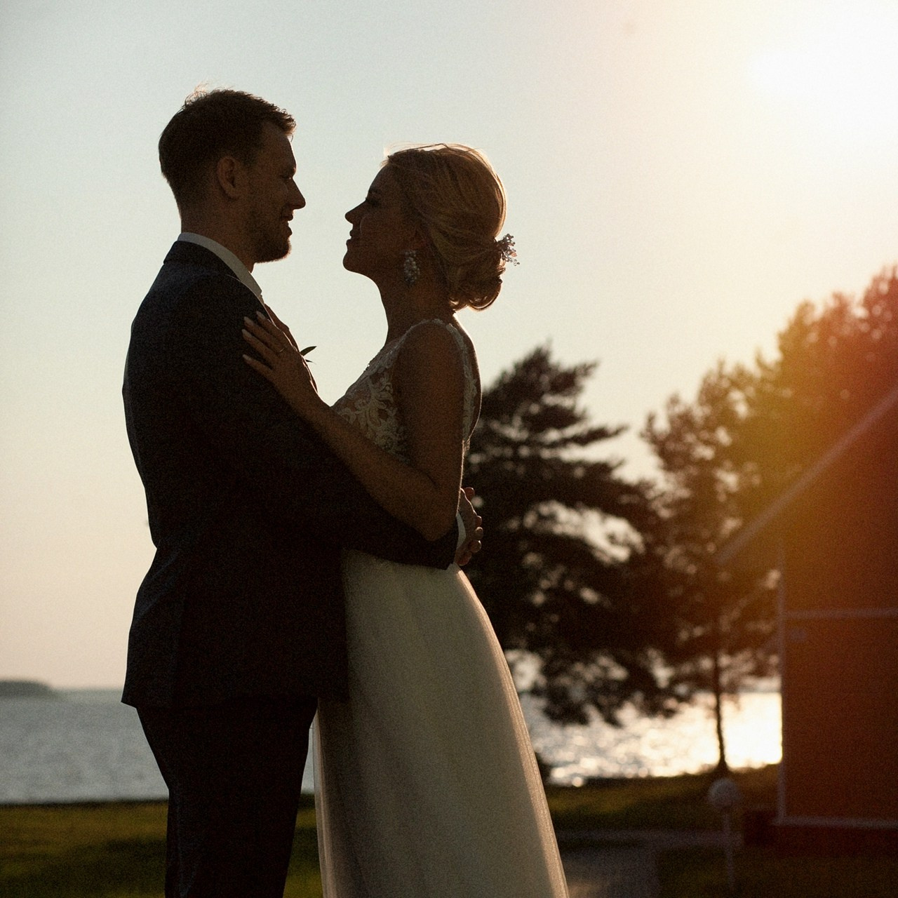 Профессиональный свадебный фотограф снимает церемонию бракосочетания в ЗАГСе”