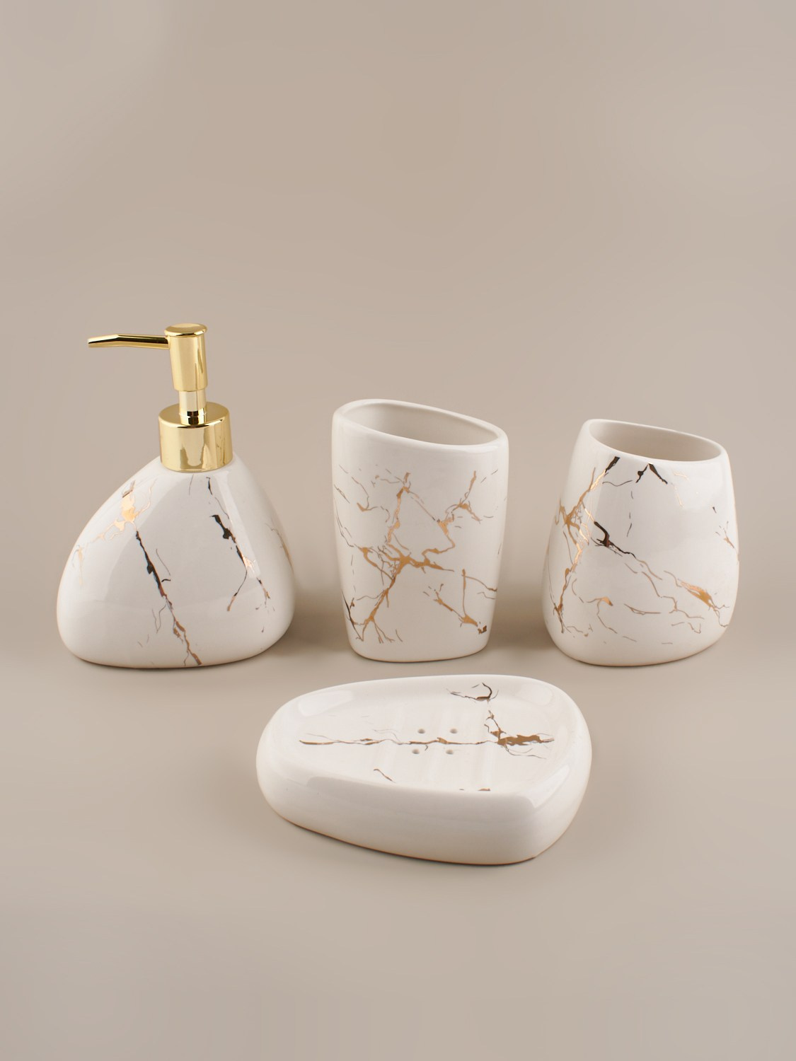 Набор для ванны в белом цвете с золотыми прожилками на бежевом фоне
