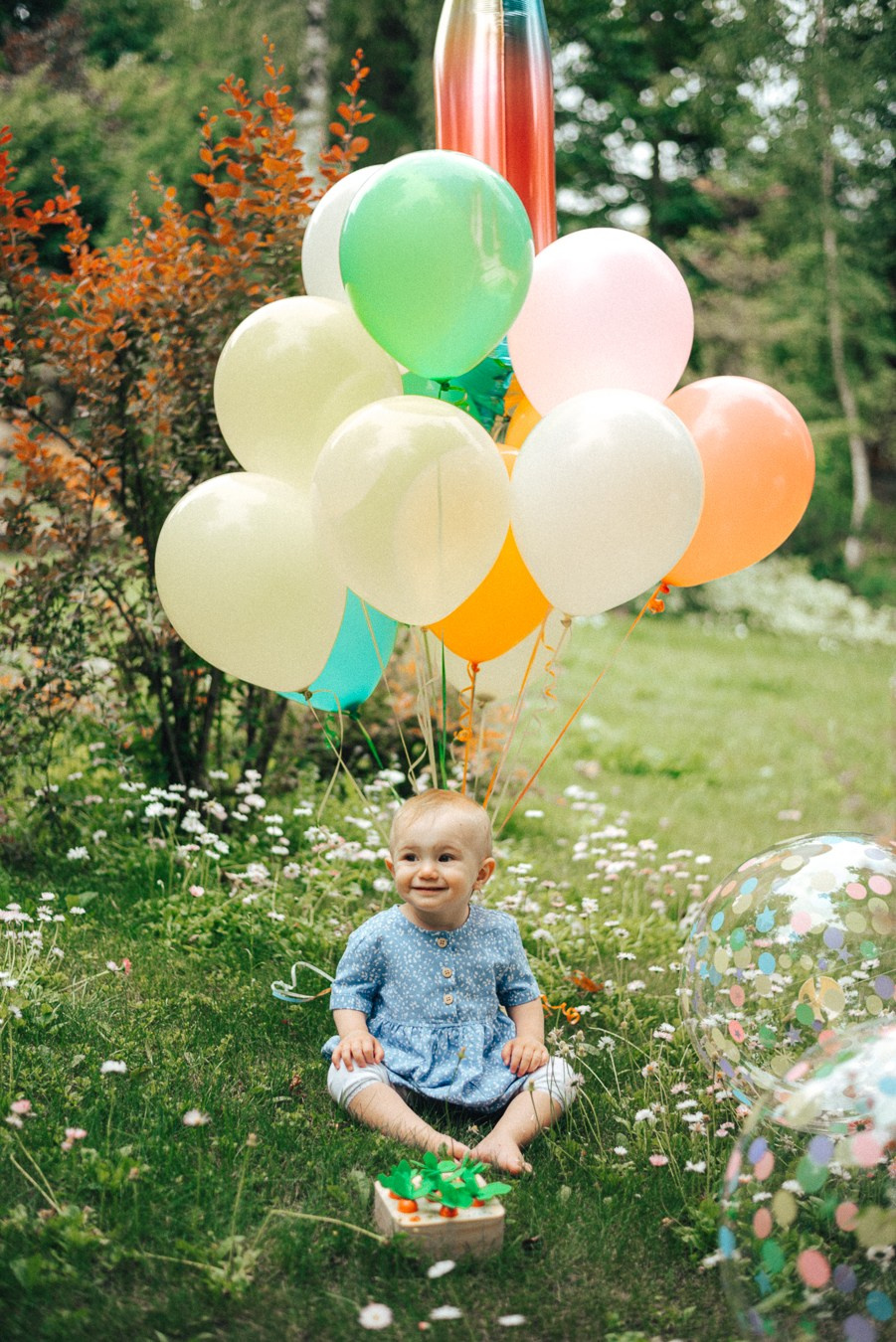 Коля, Ксюша, Саша, Андрей, Кира и бабушки | на даче