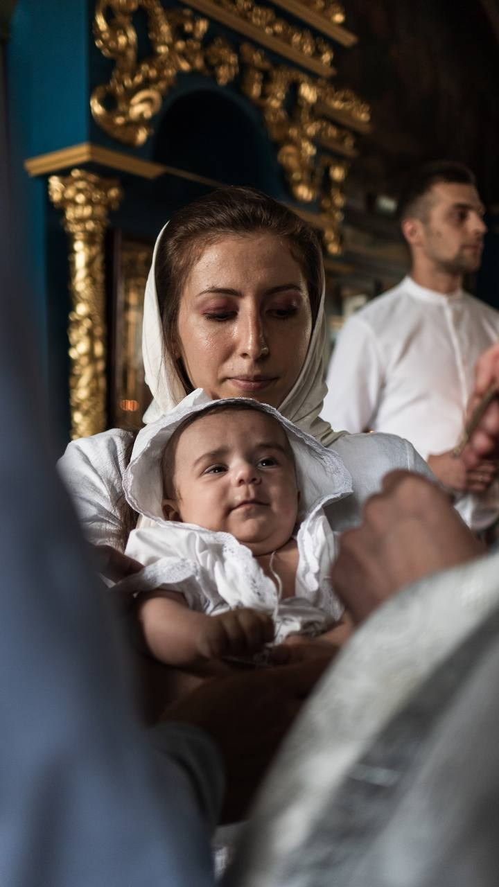 Фотосъемка таинства Крещения в Церкви: будущая крестная с крестником