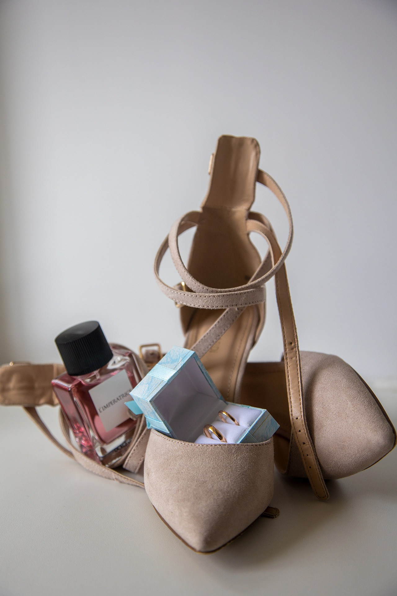 Предметные фотографии женские свадебные туфли духи кольца