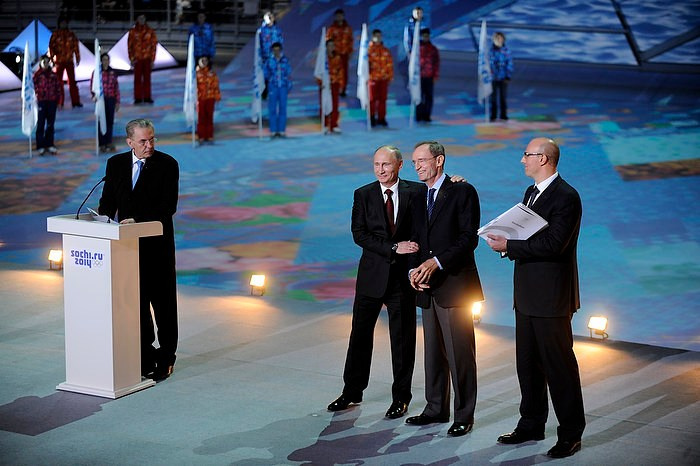 Праздничное шоу, посвященное году до начала XXII Олимпийских зимних игр в Сочи, в ледовом дворце "Большой". Владимир Путин, Председатель Координационной комиссии МОК Жан-Клод Килли и Виктор Чернышенко. 