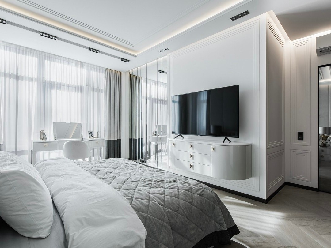 Светлая спальня с телевизором и туалетным столиком у панорамного окна | Валерия Котович