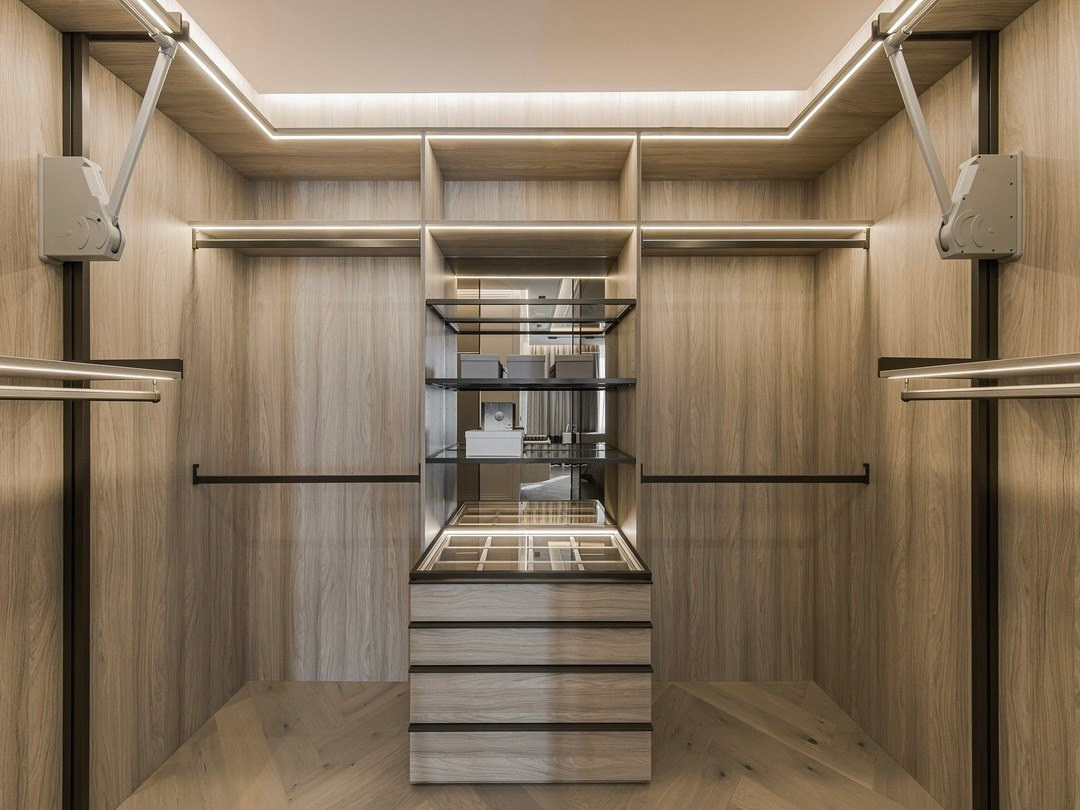 Современная гардеробная из светлого дерева с подсветкой и зеркалами | Валерия Котович