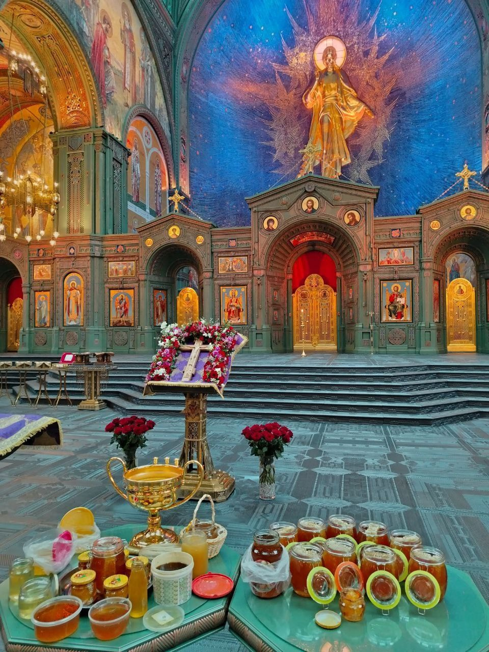 Благо украшение Креста Господня в Главном Храме ВС РФ. Храмовая флористика. Храмовый флорист
