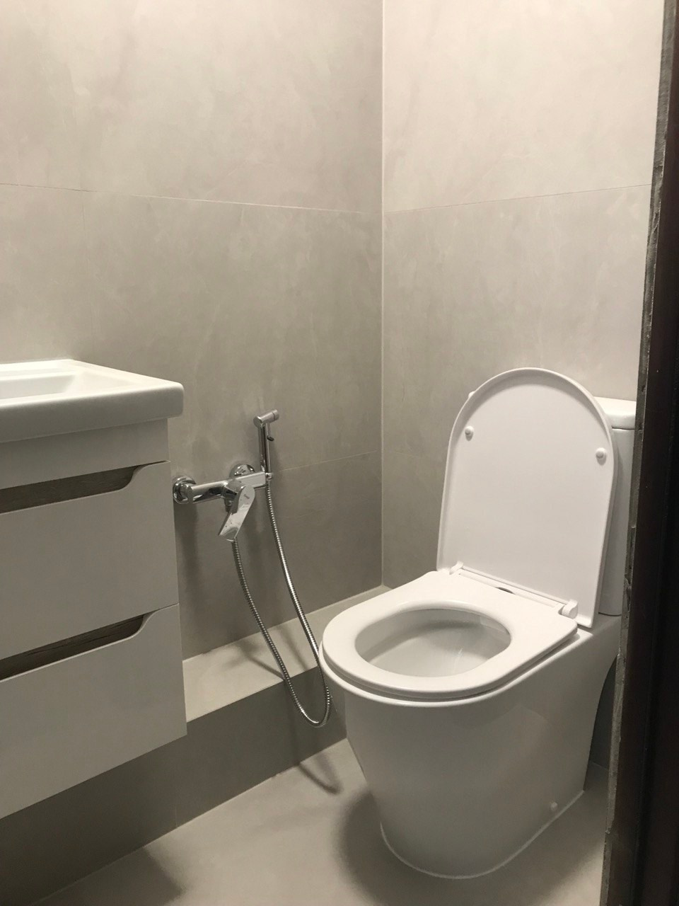 Туалет в офисном помещении (ул. Лево-Булачная д. 24/20). Ремонт санузла, туалета, ванной под ключ в Казани. Укладка плитки