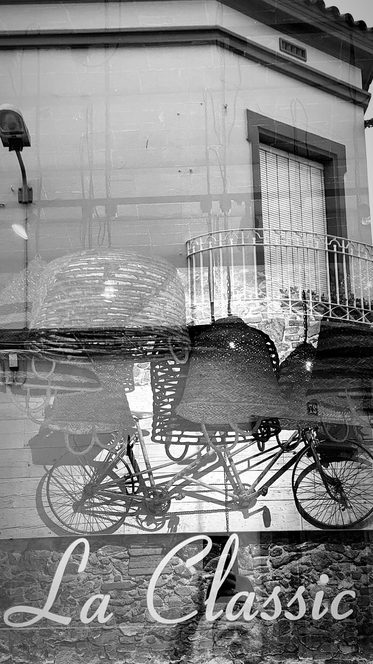 "Una imagen, tres superficies" En esta fotografía, la ciudad se convierte en un polifacético lienzo artístico que refleja su esencia en tres superficies distintas. Así, esta fotografía es un momento sorprendente en el que el paisaje urbano cobra vida en tres dimensiones distintas, cada una de las cuales revela su propia historia y atmósfera única.