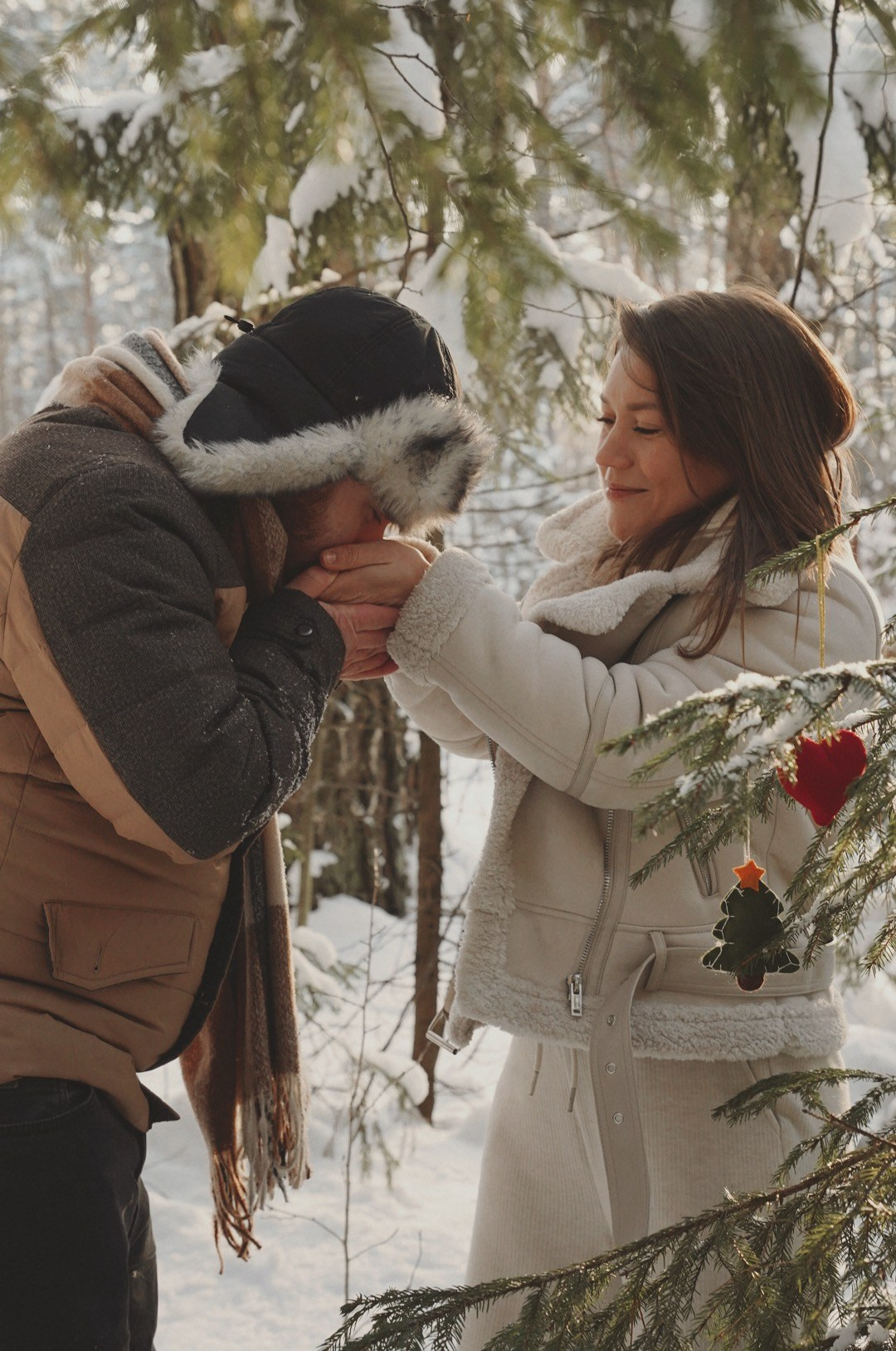Love Story в зимнем лесу: Даша и Ника. Событийный фотограф Анна Курникова
